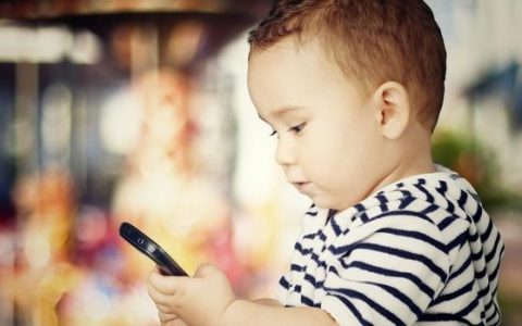 美国儿科学会：儿童每天接触屏幕时长不应超过两小时