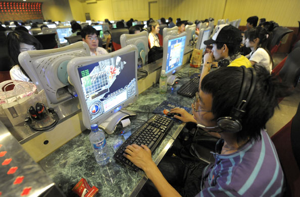 TO GO WITH AFP STORY "China-Internet-crime-police-politics," By Francois Bougon People use computers at an internet bar in Beijing on June 3, 2009. Chinese web users are claiming a temporary victory against censorship after taking up the case of a young woman accused of murdering a local official who she says tried to force himself on her. In what has rapidly become the hottest topic on the Internet, chatroom users and blogs have lionised 22-year-old Deng Yujiao as a heroine for fighting back against what they say is China's over-bearing and corrupt bureaucracy. AFP PHOTO/LIU Jin