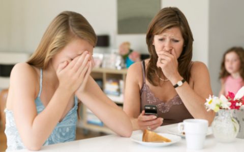 研究显示母亲用社交媒体越多越易焦虑