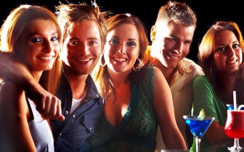 阿尔托大学&牛津大学：研究称人在25岁朋友数量最多