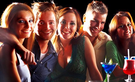 APRNRW Five attractive young people enjoying cocktails in a bar