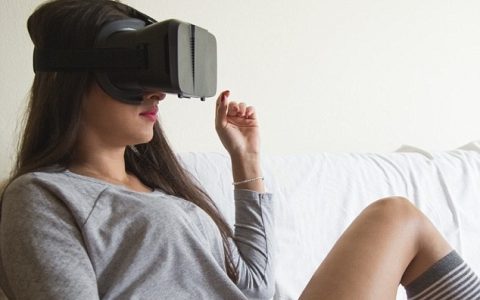 调查显示英国部分女性乐意借助VR设备做爱