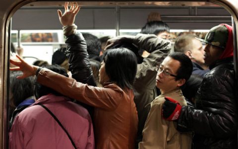纽约大学：研究发现地铁越挤手机广告效果越好