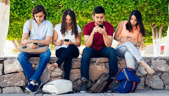 年轻人有1/3的网络时间都用在了社交媒体上