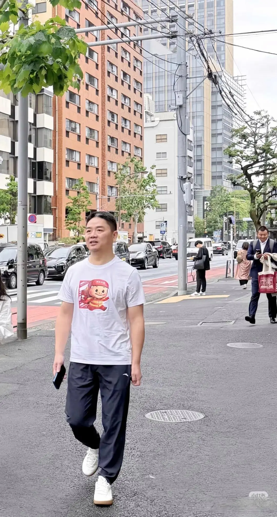 刘强东穿猪猪侠T恤现身日本东京！